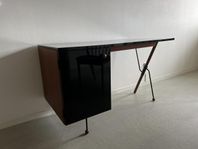 62 Desk – Greta M. Grossman för GUBI
