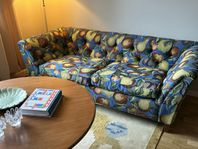Exklusiv 3-sits soffa med klädsel från Designers Guild
