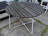 Äldre trädgårdsbord utebord