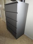 Grå MALM byrå & 2 HEMNES sängbord (OMMÅLADE)