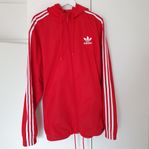 Röd jacka från Adidas