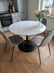 Matgrupp Mio,runt bord marmor med glasskiva och 4 grå stola