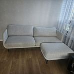Soffa Loretti 3 sits med tillhörande pall. 220×95 H 82 cm