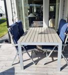Matbord och fyra stolar med tillhörande dynor