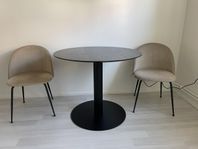 Matbord med stolar från Mio 
