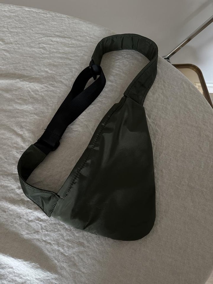 Funktionell crossbody-väska i...