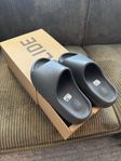 Yeezy Slides, Grå