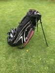 Golfbag inkl. helset Pingklubbor samt en bärbar Taylormade