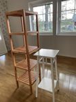 badrumshylla ikea brun och en vit piedestal
