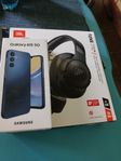 samsung A15 med hörlurar från jbl.