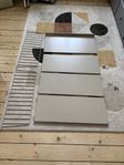 Beige stringhylla