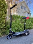 Elektrisk scooter med sadel 