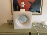 Lampa i matt vitt porslin