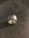 Bred ring i silver Efva Attling
