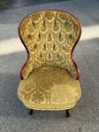 EMMAFÅTÖLJ i plysch och mahogny från 1930/1940-tal.