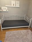 Fin säng i vit metall – 90x180 cm 