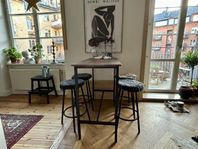 Barbord med fyra barpallar- fint skick! 