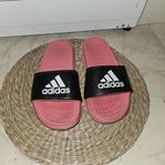 Adidas tofflor, sjukt sköna, sparsamt använda stl 40