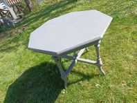 charmigt 8-kantigt äldre bord
