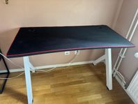 Svive Cygnus gamingskrivbord – stilrent och praktiskt!