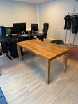 Stabilt matbord i massivt EK - Nybetsat