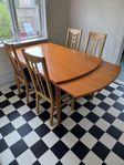 matbord och sex stolar