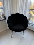 Snäckformad fotölj i svart sammet