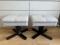 2 oanvända fotpallar med förvaring.