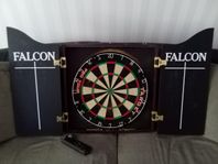 Dart set. darttavla. skåp. pilar