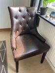 Elegant karmstol i mörkbrunt konstläder