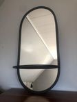 Oval spegel med inbyggd hylla