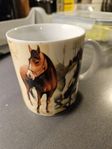 En mugg med hästmotiv