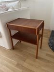 Snyggt vintage sidobord i teak – med låda och hylla