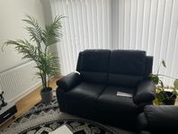 BEKVÄM SVART TVÅSITS RECLINER SOFFA SÄLJS BILLIGT!