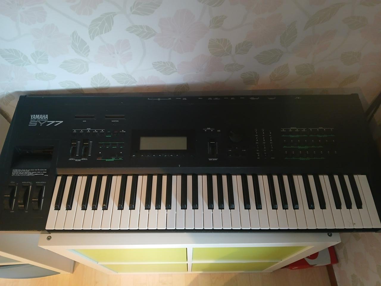 Yamaha music synthesizer SY77