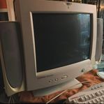Compaq Presario + CRT skärm med högtalare och tillbehör.