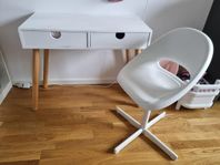 Skrivbord, stol & dockhus