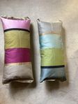 Två färgstarka nack/ryggkuddar från Designers Guild