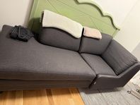 Moderns mörkgrå schäslongsoffa från Mio