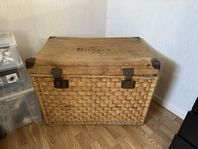 Resekista eller korg i rotting 