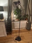 Svart golvlampa