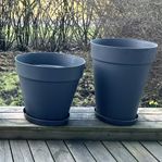 Stora självvattnande utekrukor i plast med fat. Hämtas