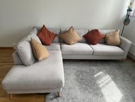 Stilren och välskött Mio-soffa: 3-sits + divan, + kuddar