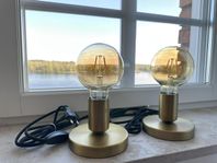 2 stycken mässingsfärgade bords-/vägglampor