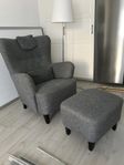 Två fåtöljer med pallar