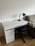 IKEA skrivbord, stol samt lampa och papper