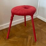 Röd pall i garn Eskilstuna Ikea PS