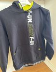 En svart hoodie luvtröja 