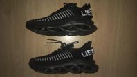 Helt nya svarta sneakers stl 39 med bekväm anti-halk sula