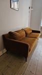 Konjaksfärgad/brun soffa i sammet (3-sits)
